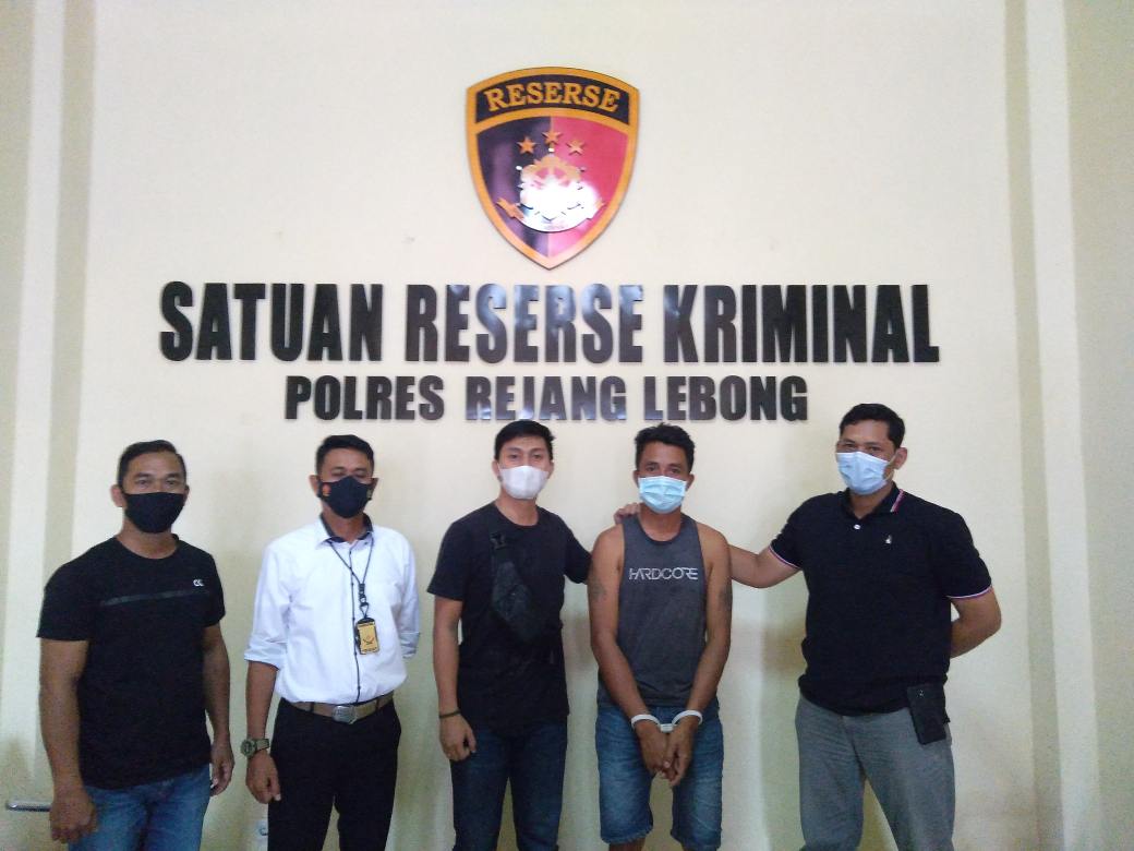 Tampak pelaku pencurian kendaraan bermotor Ro(36) saat diamankan Sat Reskrim Polres Rejang Lebong.