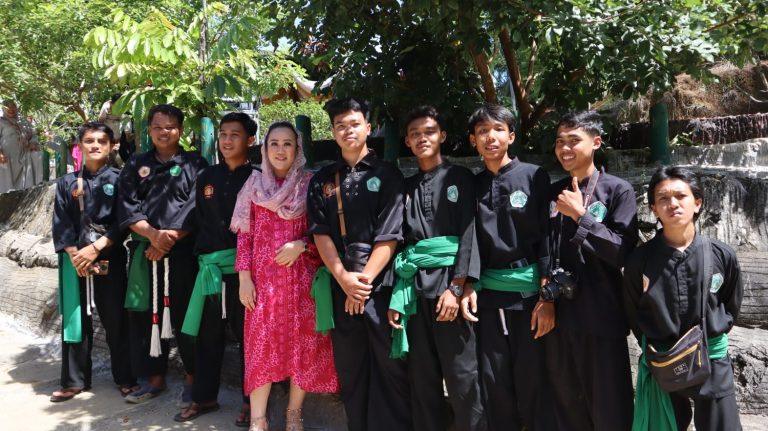 Elisa Foto Bareng Perguruan Silat
