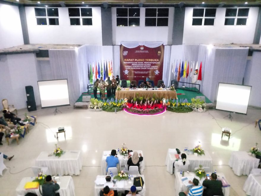 rapat pleno terbuka