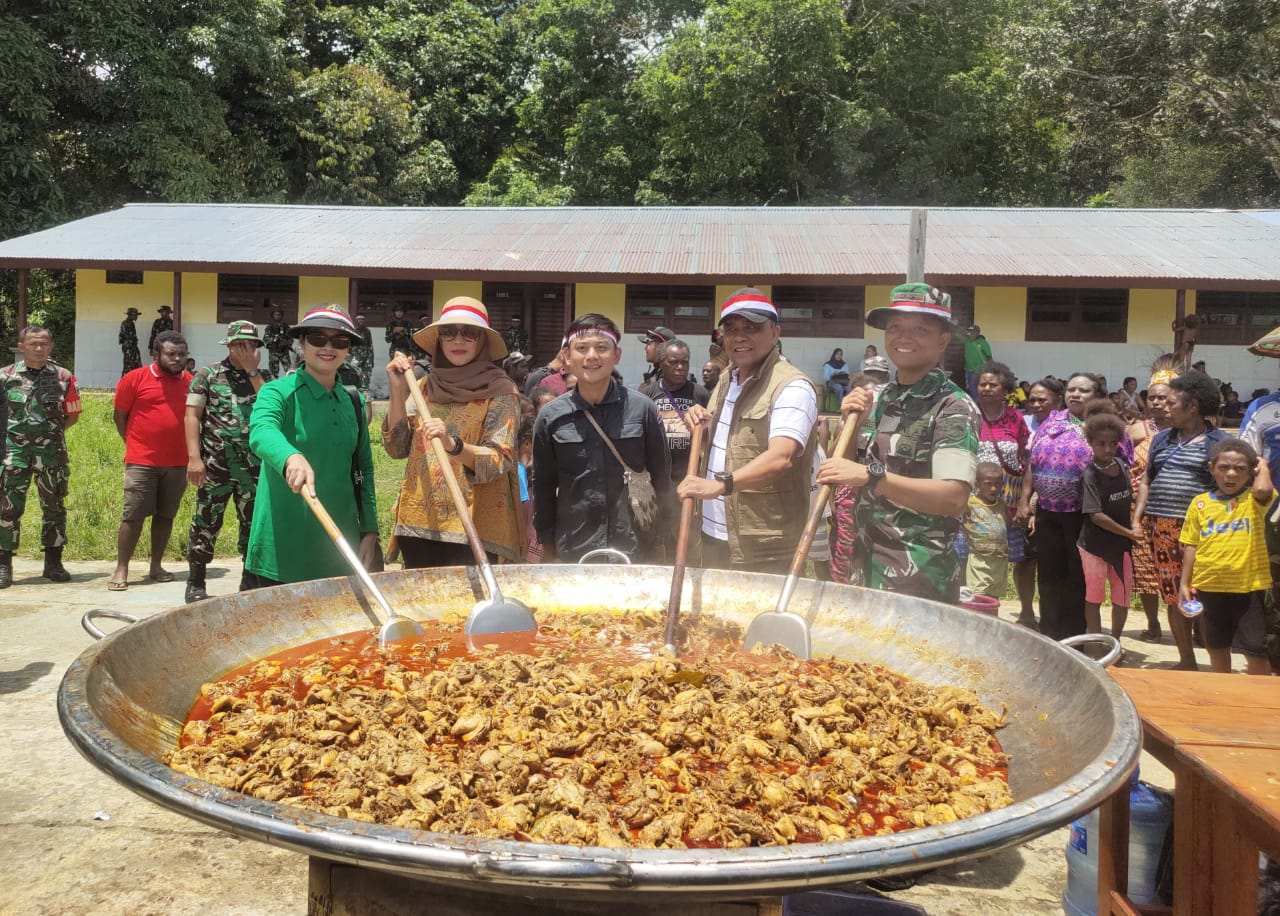 Youtuber Chef Bobon Santoso masak besar di Warmare Papua Barat